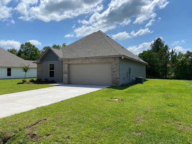 Building Photo - 39051 Fairfield Dr