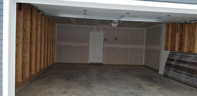 Building Photo - 401 Roark Way