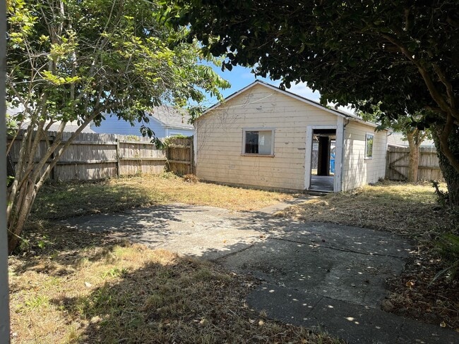 Building Photo - Pet-friendly home with hardwood floors and...