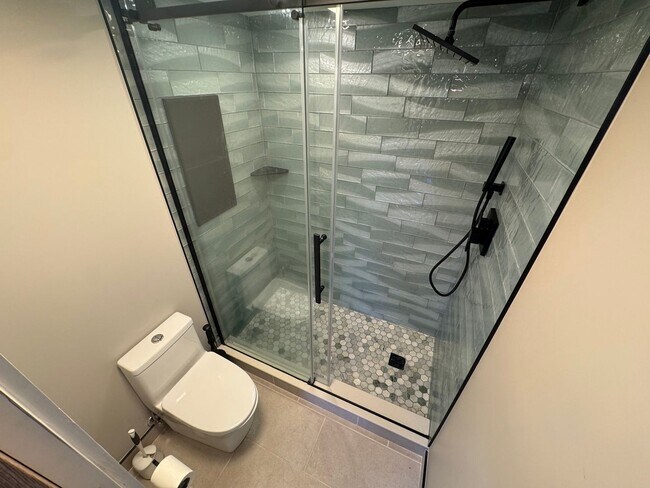 Building Photo - Luxurious Double Suite Condo With 2 Full Baths and Sunroom In Desired Belvedere Condominiums