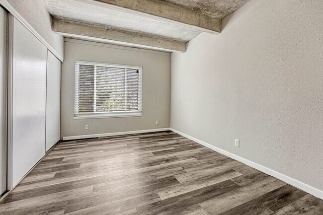 Building Photo - Charming 3-Bed Penthouse Condo in Denver w...
