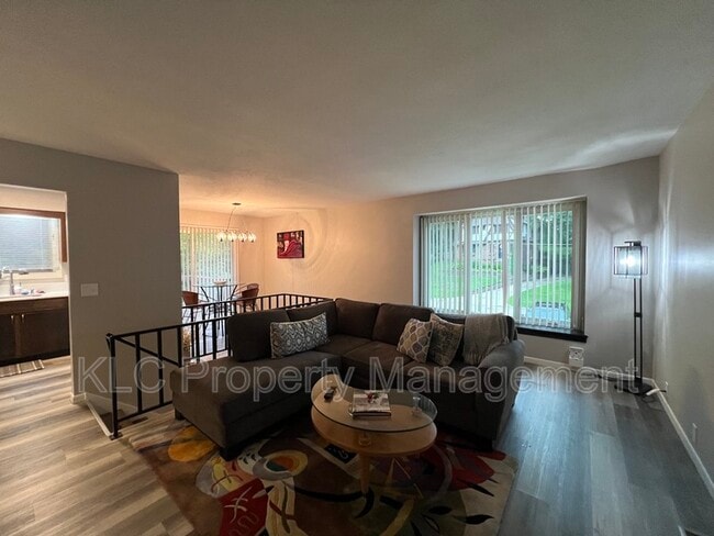 Building Photo - 3805 Maquoketa Dr