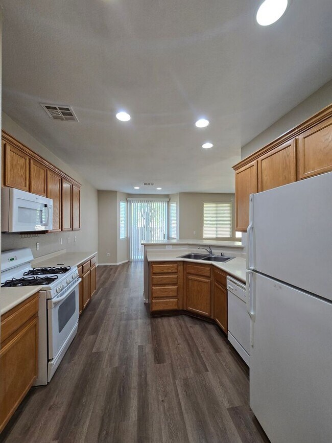 Building Photo - Terrific 3 bed + Loft 2 Car Need Space? Th...