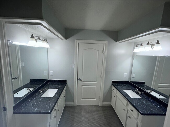 Building Photo - 706 Houghton Rd