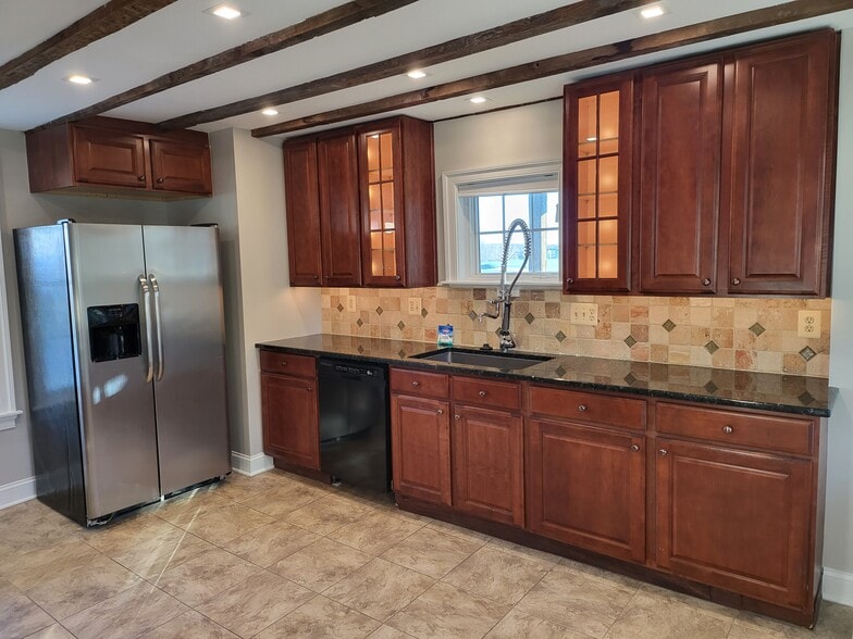 Sink facing Water St - 731 N Stokes St