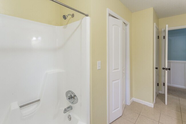 Building Photo - 4 Bedroom Rental in East Brainerd!