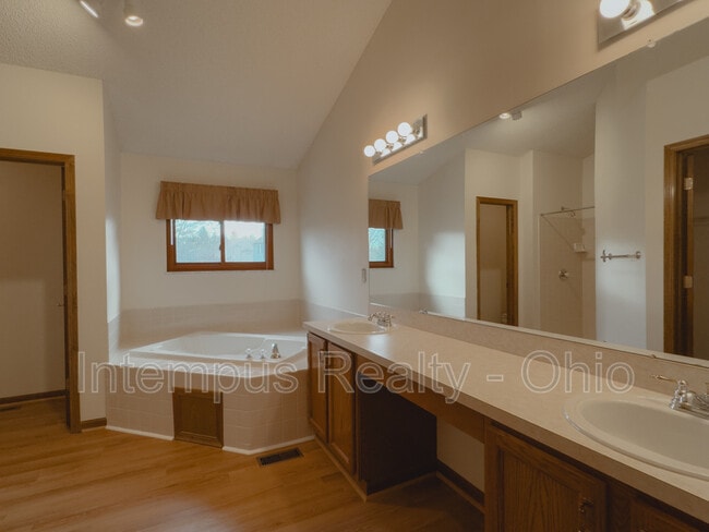 Building Photo - 370 Glenside Ln
