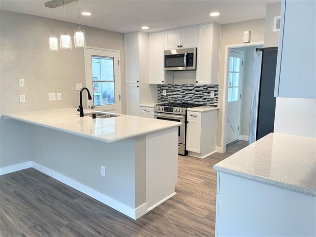 Building Photo - Adorable Riverside Single Story- Just in time for Summer!