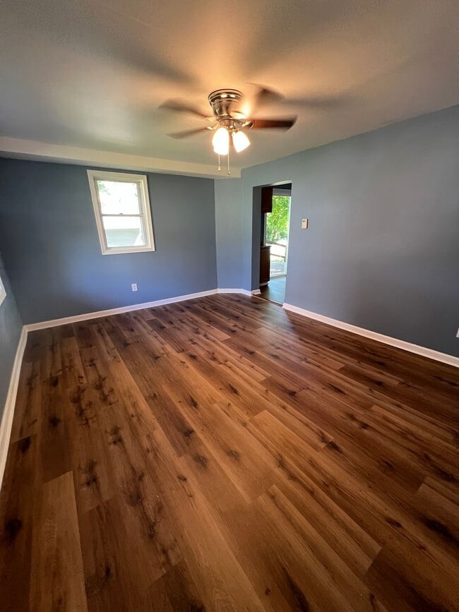 Building Photo - Newly Renovated 2 Bed/1 Bath Single Family...