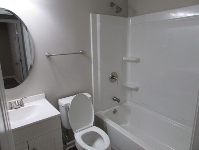 Building Photo - Charming 2BD/1BA Garden-Style Apartment