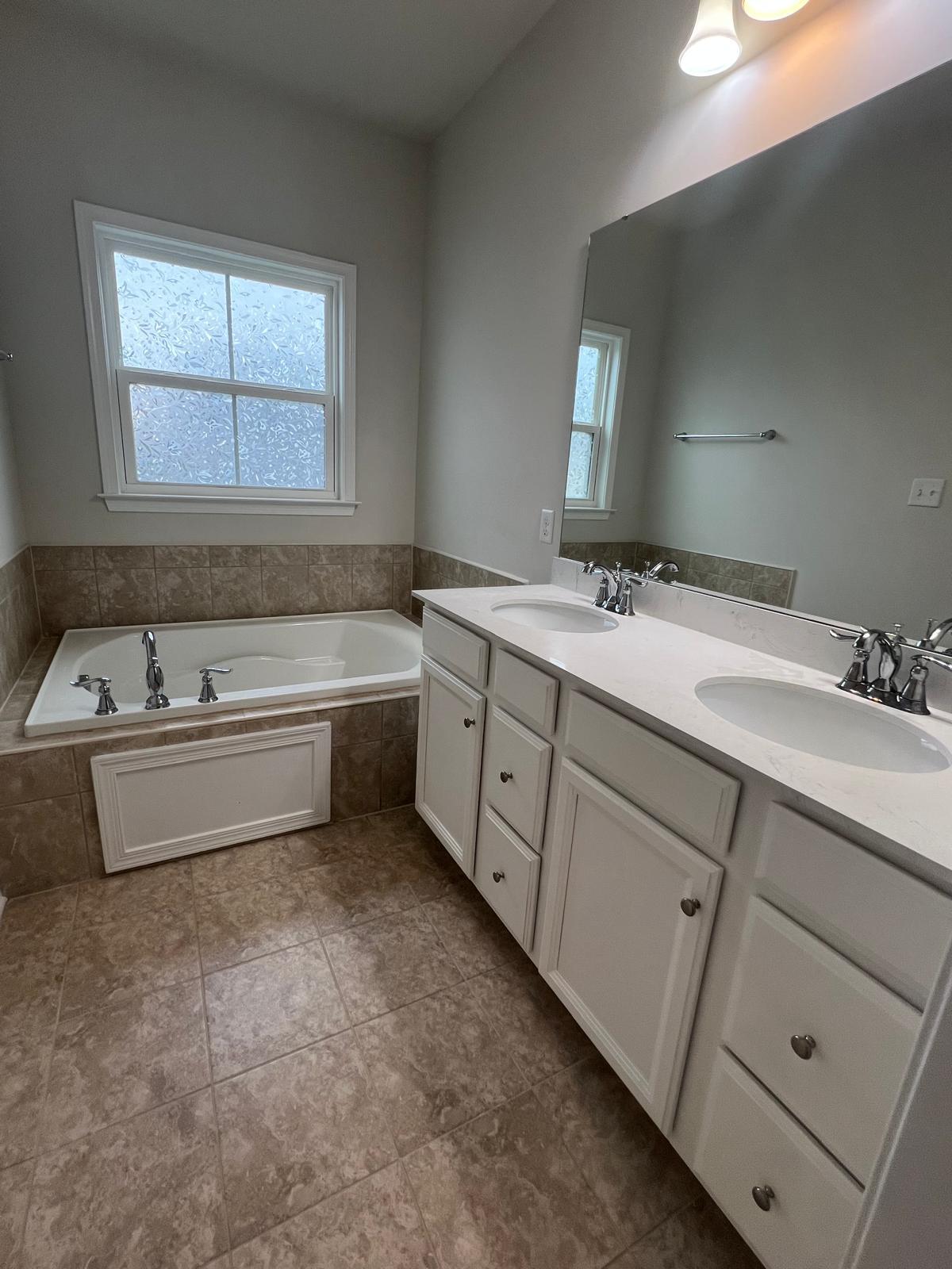 Upper Level Master Bath - 2010 Hemlock Ln