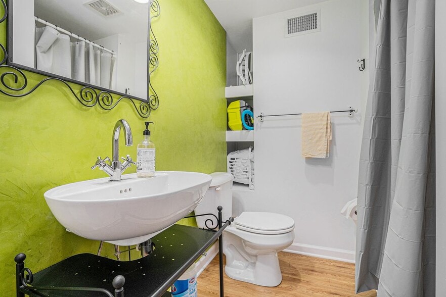 Building Photo - 3813 Paces Ferry W