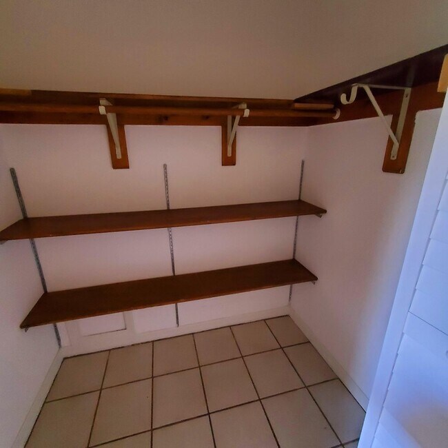 Building Photo - Location, convenience, comfort. This 4 bedroom plus den, 2 bath has it all!