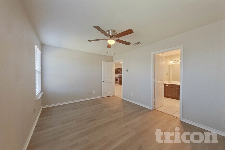 Building Photo - 881 Darst Dr