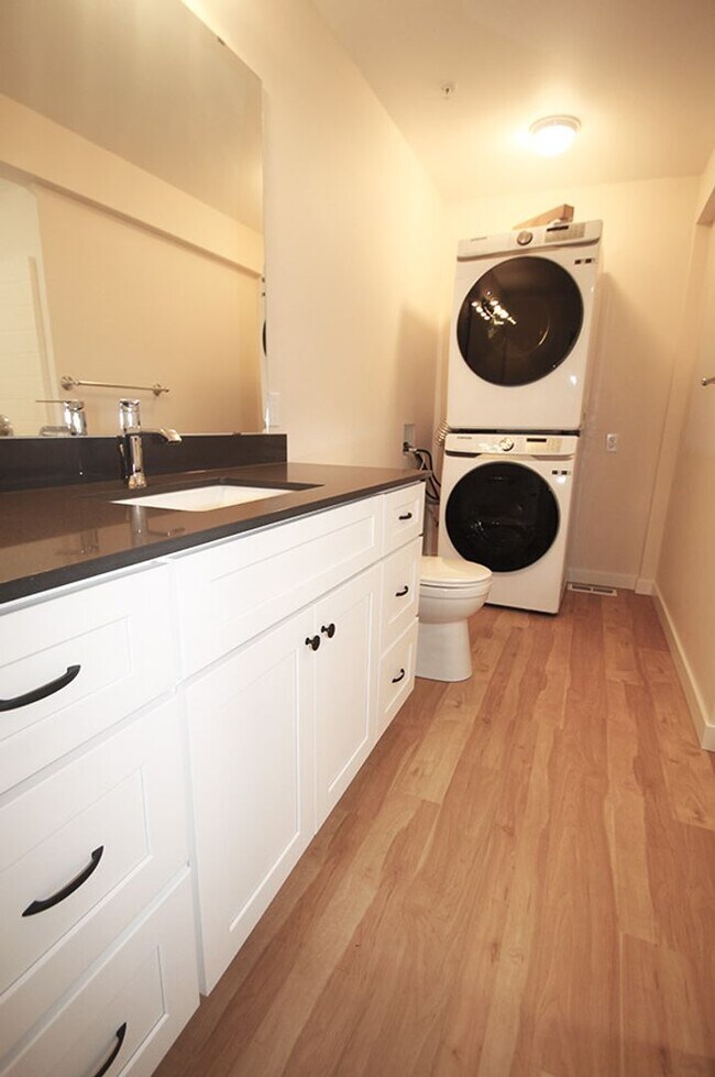Building Photo - Caspian 3501 3-plex