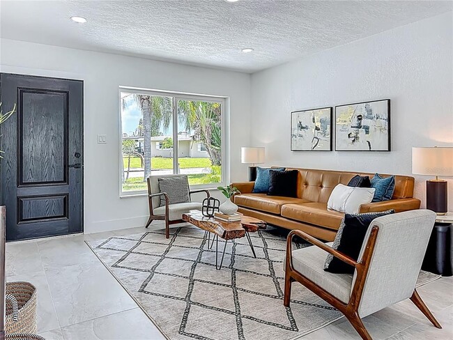 Building Photo - 572 Baywood Dr N