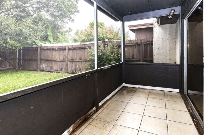 Building Photo - 3 Bedroom, 2 Bath Townhouse – Southeast Or...