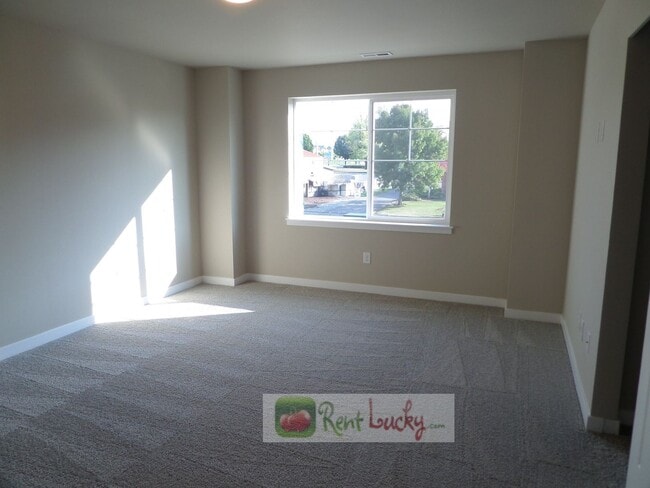 Building Photo - GORGEOUS!! Newer 3 Bedroom Home w/2-Car Ga...