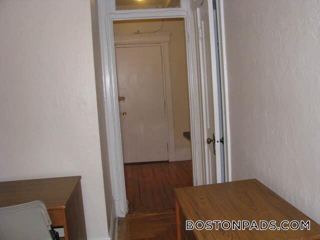 Building Photo - 136 Hemenway St