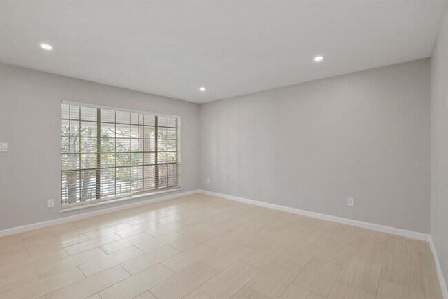 Building Photo - 2121 Fountain View Dr
