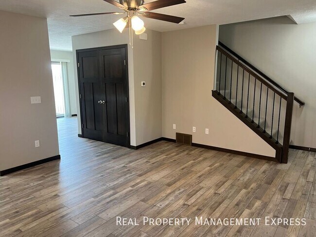 Building Photo - 9437 W Dolores Dr
