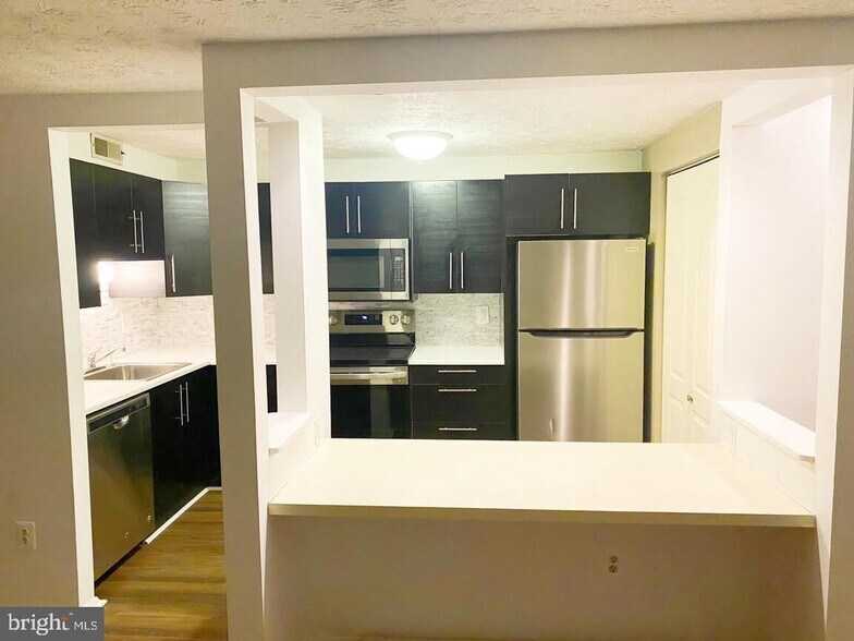 Building Photo - 4400 Groombridge Way