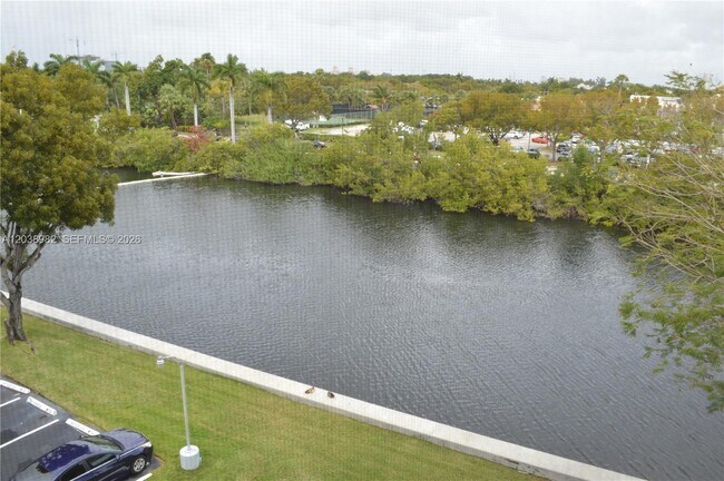 Building Photo - 3401 N Country Club Dr
