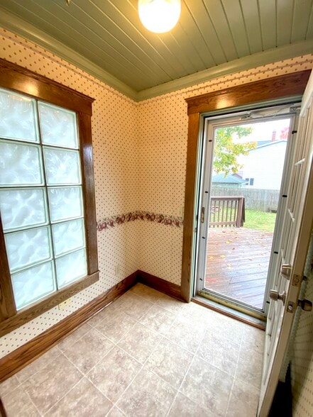 Building Photo - 837 Parkview St NE