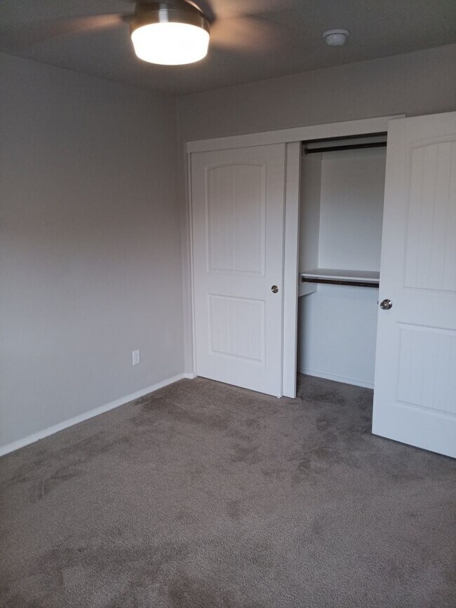 Building Photo - Spacious 3 bedroom, 2.5 bathroom home! Showings available NOW! ***MOVE IN SPECIAL***