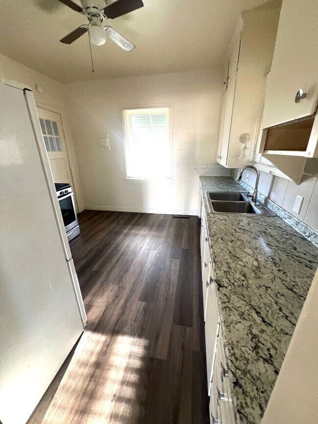 Building Photo - 4 Bedroom 2 Bath Single Family Home