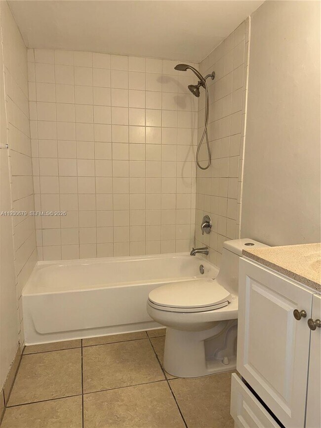 Building Photo - 711 NE 2nd Ave