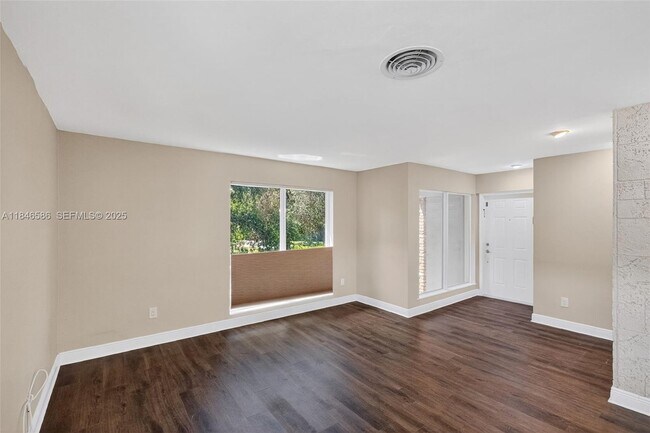 Building Photo - 539 Menendez Ave