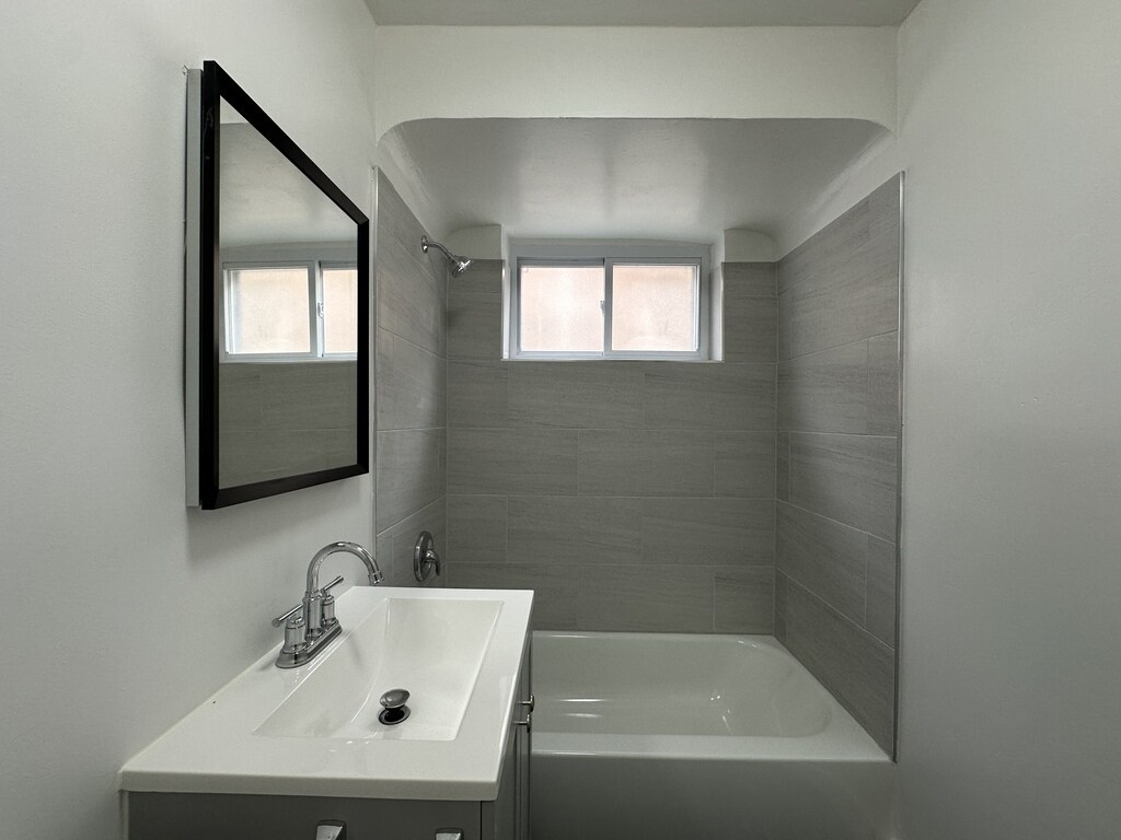 Building Photo - 6715 N California Ave