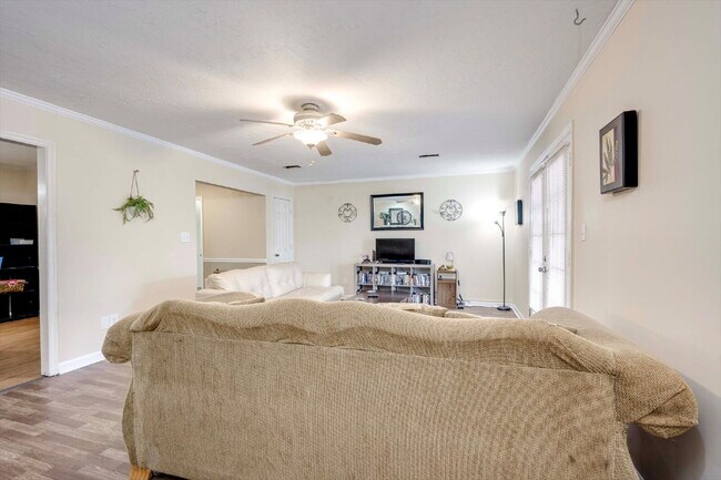 Building Photo - Fully Furnished Home