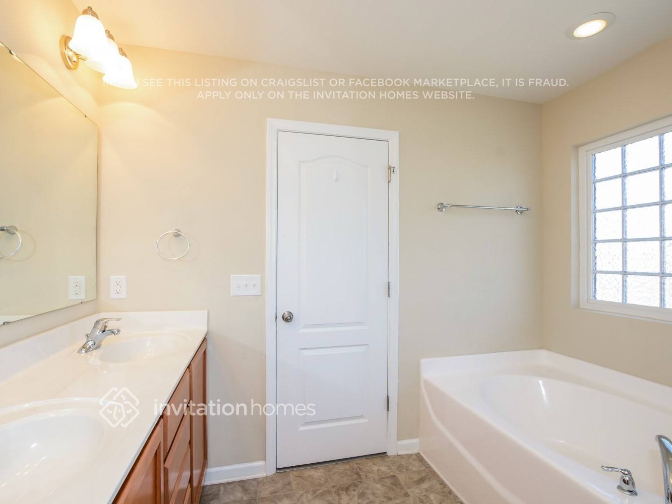 Building Photo - 2036 Blue Iris Dr