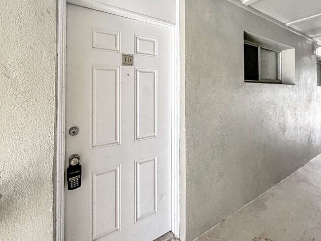 Building Photo - 1852-A Golf View Avenue #10