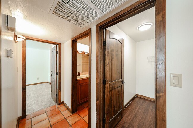 Building Photo - Great Downtown Scottsdale Location!