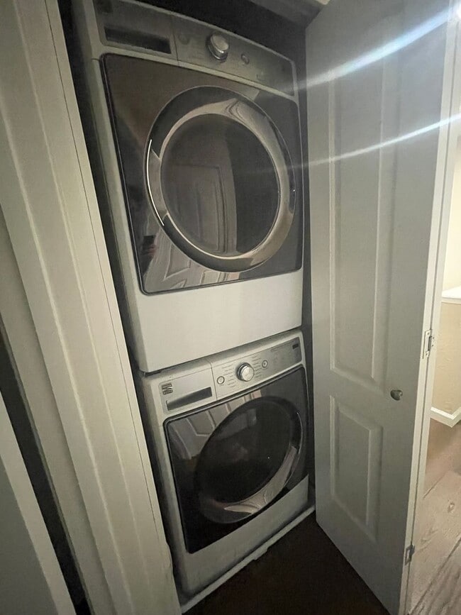 Building Photo - $3190 -- Beautifully Remodeled Townhome in...