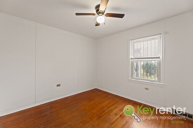 Building Photo - Clean and cute 3 bedroom house near shopping, restaurants, and easy highway access!