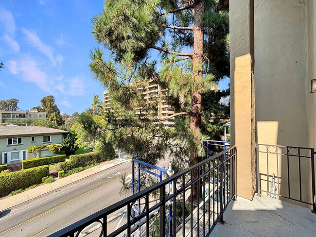 Building Photo - Stunning 2BD/2BA Condo in Bankers Hill W/ ...