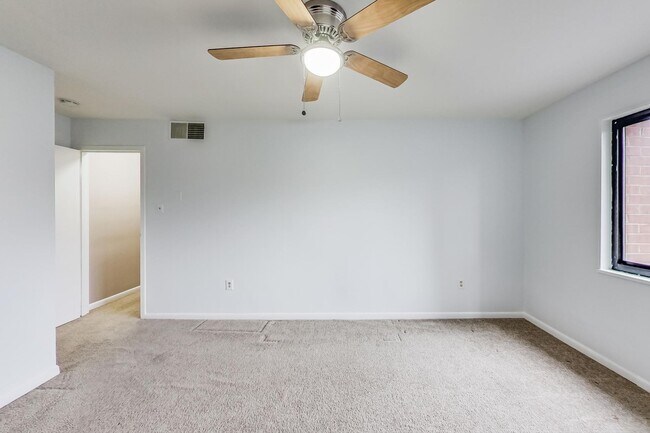Building Photo - 2BD/1BA Takoma Park Condo in Elevator Building