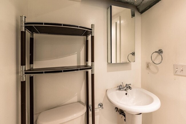Building Photo - Urban Apartment at Pierpont Lofts with Res...