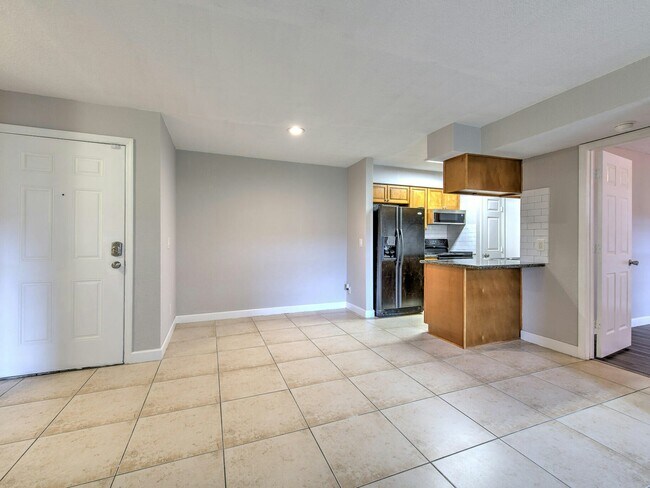 Building Photo - 526 Golden Raintree Pl