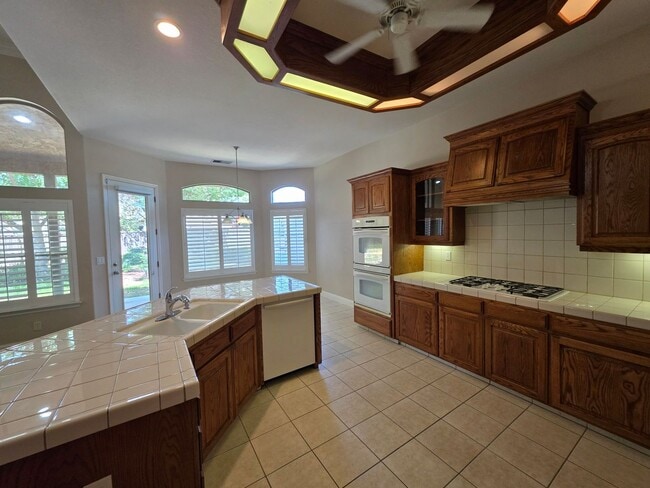 Building Photo - Beautiful & Spacious home!