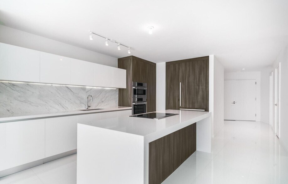 Building Photo - 851 NE 1st Ave