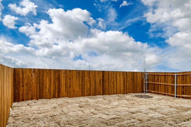 Building Photo - GORGEOUS 3 BEDROOM DUPLEX LOCATED IN MIDLO...