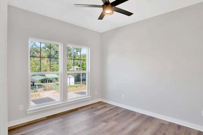 Building Photo - Downtown Pensacola Area 3BR/3BA | Each Bedroom Has Private Bath | Fenced Yard | Water & Lawn Care...