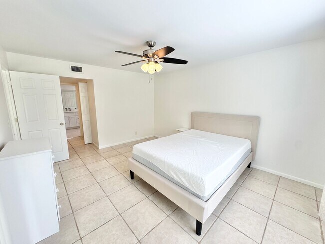 Building Photo - ** KINGS LAKE ** 2 BED / 2 BATH - CONDO - ...