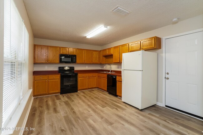 Building Photo - 737 Cypress Ave N