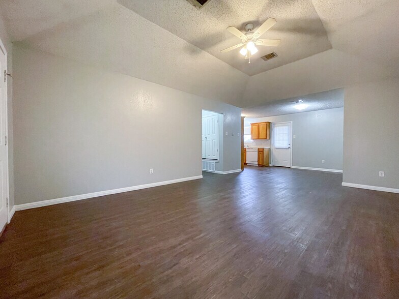 Building Photo - 141 Spring Country